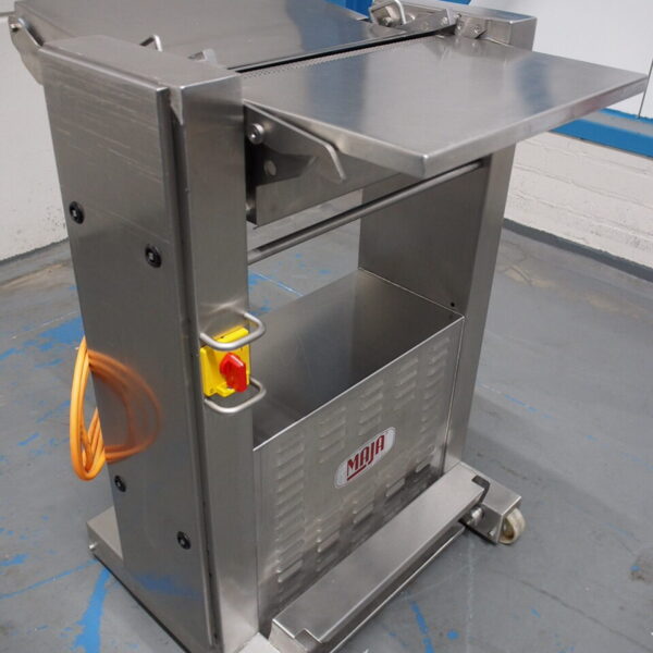 Maja skinning machine